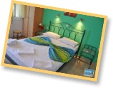 Niriides - The green room with double bed